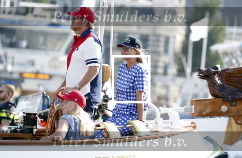 Amsterdam 20 augustus 2025
Koning Willem Alexander Prinses Mabel en (prinses Luana ) Gravin Luana op de groene Draeck tijdens de eerste dag van Sail Amsterdam . Er vaart ongelofelijk veel beveiliging Politie in boten op jet skis en een speciaal beveiligingsteam van de Marechaussee BSB ( Brigade Speciale Beveiligingsopdrachten ) mee met de groene Draeck