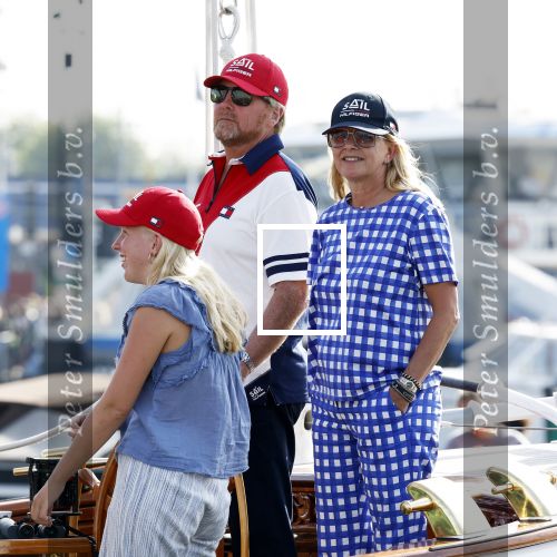 Amsterdam 20 augustus 2025
Koning Willem Alexander Prinses Mabel en (prinses Luana ) Gravin Luana op de groene Draeck tijdens de eerste dag van Sail Amsterdam . Er vaart ongelofelijk veel beveiliging Politie in boten op jet skis en een speciaal beveiligingsteam van de Marechaussee BSB ( Brigade Speciale Beveiligingsopdrachten ) mee met de groene Draeck