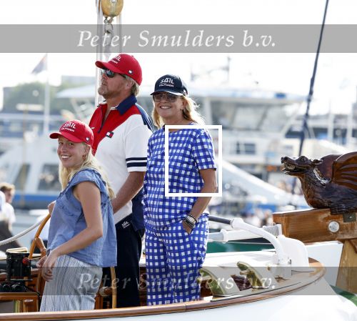 Amsterdam 20 augustus 2025
Koning Willem Alexander Prinses Mabel en (prinses Luana ) Gravin Luana op de groene Draeck tijdens de eerste dag van Sail Amsterdam . Er vaart ongelofelijk veel beveiliging Politie in boten op jet skis en een speciaal beveiligingsteam van de Marechaussee BSB ( Brigade Speciale Beveiligingsopdrachten ) mee met de groene Draeck