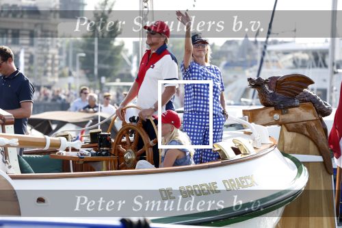 Amsterdam 20 augustus 2025
Koning Willem Alexander Prinses Mabel en (prinses Luana ) Gravin Luana op de groene Draeck tijdens de eerste dag van Sail Amsterdam . Er vaart ongelofelijk veel beveiliging Politie in boten op jet skis en een speciaal beveiligingsteam van de Marechaussee BSB ( Brigade Speciale Beveiligingsopdrachten ) mee met de groene Draeck