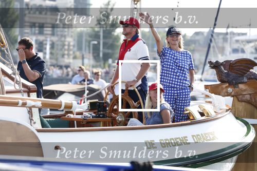 Amsterdam 20 augustus 2025
Koning Willem Alexander Prinses Mabel en (prinses Luana ) Gravin Luana op de groene Draeck tijdens de eerste dag van Sail Amsterdam . Er vaart ongelofelijk veel beveiliging Politie in boten op jet skis en een speciaal beveiligingsteam van de Marechaussee BSB ( Brigade Speciale Beveiligingsopdrachten ) mee met de groene Draeck
