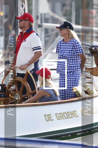 Amsterdam 20 augustus 2025
Koning Willem Alexander Prinses Mabel en (prinses Luana ) Gravin Luana op de groene Draeck tijdens de eerste dag van Sail Amsterdam . Er vaart ongelofelijk veel beveiliging Politie in boten op jet skis en een speciaal beveiligingsteam van de Marechaussee BSB ( Brigade Speciale Beveiligingsopdrachten ) mee met de groene Draeck