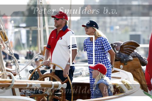 Amsterdam 20 augustus 2025
Koning Willem Alexander Prinses Mabel en (prinses Luana ) Gravin Luana op de groene Draeck tijdens de eerste dag van Sail Amsterdam . Er vaart ongelofelijk veel beveiliging Politie in boten op jet skis en een speciaal beveiligingsteam van de Marechaussee BSB ( Brigade Speciale Beveiligingsopdrachten ) mee met de groene Draeck