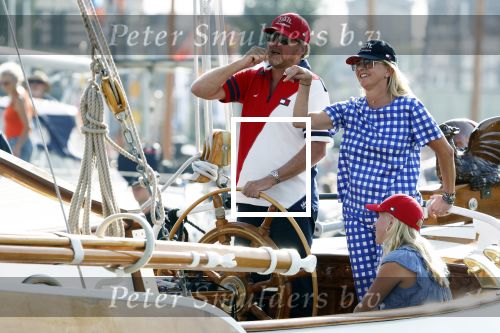 Amsterdam 20 augustus 2025
Koning Willem Alexander Prinses Mabel en (prinses Luana ) Gravin Luana op de groene Draeck tijdens de eerste dag van Sail Amsterdam . Er vaart ongelofelijk veel beveiliging Politie in boten op jet skis en een speciaal beveiligingsteam van de Marechaussee BSB ( Brigade Speciale Beveiligingsopdrachten ) mee met de groene Draeck