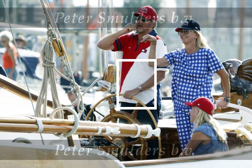Amsterdam 20 augustus 2025
Koning Willem Alexander Prinses Mabel en (prinses Luana ) Gravin Luana op de groene Draeck tijdens de eerste dag van Sail Amsterdam . Er vaart ongelofelijk veel beveiliging Politie in boten op jet skis en een speciaal beveiligingsteam van de Marechaussee BSB ( Brigade Speciale Beveiligingsopdrachten ) mee met de groene Draeck