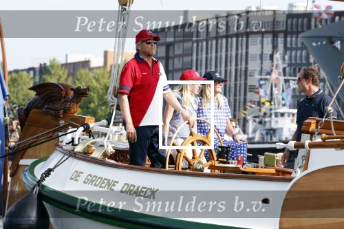 Amsterdam 20 augustus 2025
Koning Willem Alexander Prinses Mabel en (prinses Luana ) Gravin Luana op de groene Draeck tijdens de eerste dag van Sail Amsterdam . Er vaart ongelofelijk veel beveiliging Politie in boten op jet skis en een speciaal beveiligingsteam van de Marechaussee BSB ( Brigade Speciale Beveiligingsopdrachten ) mee met de groene Draeck