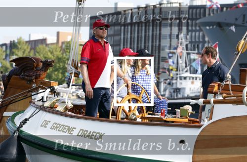 Amsterdam 20 augustus 2025
Koning Willem Alexander Prinses Mabel en (prinses Luana ) Gravin Luana op de groene Draeck tijdens de eerste dag van Sail Amsterdam . Er vaart ongelofelijk veel beveiliging Politie in boten op jet skis en een speciaal beveiligingsteam van de Marechaussee BSB ( Brigade Speciale Beveiligingsopdrachten ) mee met de groene Draeck