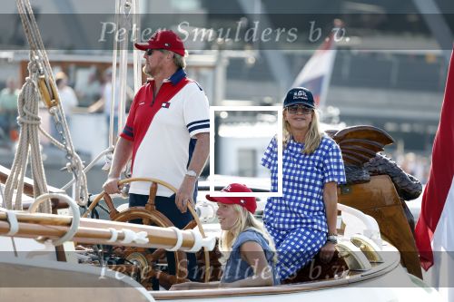Amsterdam 20 augustus 2025
Koning Willem Alexander Prinses Mabel en (prinses Luana ) Gravin Luana op de groene Draeck tijdens de eerste dag van Sail Amsterdam . Er vaart ongelofelijk veel beveiliging Politie in boten op jet skis en een speciaal beveiligingsteam van de Marechaussee BSB ( Brigade Speciale Beveiligingsopdrachten ) mee met de groene Draeck