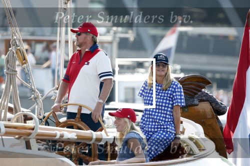 Amsterdam 20 augustus 2025
Koning Willem Alexander Prinses Mabel en (prinses Luana ) Gravin Luana op de groene Draeck tijdens de eerste dag van Sail Amsterdam . Er vaart ongelofelijk veel beveiliging Politie in boten op jet skis en een speciaal beveiligingsteam van de Marechaussee BSB ( Brigade Speciale Beveiligingsopdrachten ) mee met de groene Draeck