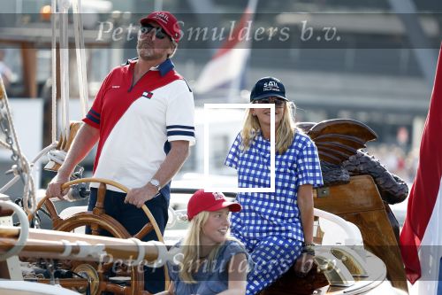 Amsterdam 20 augustus 2025
Koning Willem Alexander Prinses Mabel en (prinses Luana ) Gravin Luana op de groene Draeck tijdens de eerste dag van Sail Amsterdam . Er vaart ongelofelijk veel beveiliging Politie in boten op jet skis en een speciaal beveiligingsteam van de Marechaussee BSB ( Brigade Speciale Beveiligingsopdrachten ) mee met de groene Draeck