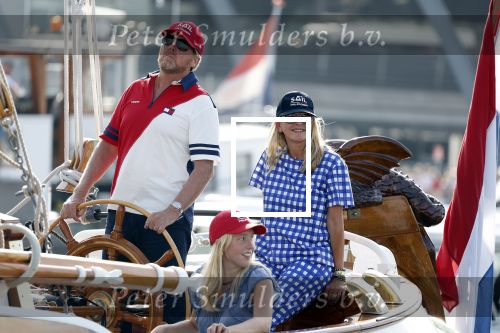 Amsterdam 20 augustus 2025
Koning Willem Alexander Prinses Mabel en (prinses Luana ) Gravin Luana op de groene Draeck tijdens de eerste dag van Sail Amsterdam . Er vaart ongelofelijk veel beveiliging Politie in boten op jet skis en een speciaal beveiligingsteam van de Marechaussee BSB ( Brigade Speciale Beveiligingsopdrachten ) mee met de groene Draeck