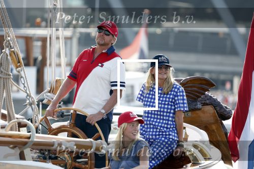 Amsterdam 20 augustus 2025
Koning Willem Alexander Prinses Mabel en (prinses Luana ) Gravin Luana op de groene Draeck tijdens de eerste dag van Sail Amsterdam . Er vaart ongelofelijk veel beveiliging Politie in boten op jet skis en een speciaal beveiligingsteam van de Marechaussee BSB ( Brigade Speciale Beveiligingsopdrachten ) mee met de groene Draeck