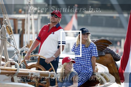 Amsterdam 20 augustus 2025
Koning Willem Alexander Prinses Mabel en (prinses Luana ) Gravin Luana op de groene Draeck tijdens de eerste dag van Sail Amsterdam . Er vaart ongelofelijk veel beveiliging Politie in boten op jet skis en een speciaal beveiligingsteam van de Marechaussee BSB ( Brigade Speciale Beveiligingsopdrachten ) mee met de groene Draeck