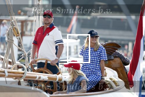 Amsterdam 20 augustus 2025
Koning Willem Alexander Prinses Mabel en (prinses Luana ) Gravin Luana op de groene Draeck tijdens de eerste dag van Sail Amsterdam . Er vaart ongelofelijk veel beveiliging Politie in boten op jet skis en een speciaal beveiligingsteam van de Marechaussee BSB ( Brigade Speciale Beveiligingsopdrachten ) mee met de groene Draeck