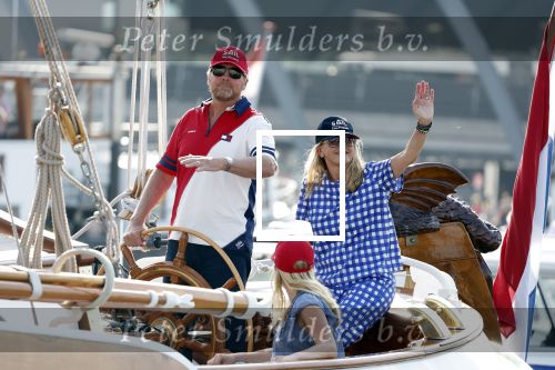 Amsterdam 20 augustus 2025
Koning Willem Alexander Prinses Mabel en (prinses Luana ) Gravin Luana op de groene Draeck tijdens de eerste dag van Sail Amsterdam . Er vaart ongelofelijk veel beveiliging Politie in boten op jet skis en een speciaal beveiligingsteam van de Marechaussee BSB ( Brigade Speciale Beveiligingsopdrachten ) mee met de groene Draeck