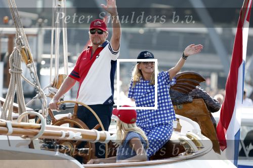 Amsterdam 20 augustus 2025
Koning Willem Alexander Prinses Mabel en (prinses Luana ) Gravin Luana op de groene Draeck tijdens de eerste dag van Sail Amsterdam . Er vaart ongelofelijk veel beveiliging Politie in boten op jet skis en een speciaal beveiligingsteam van de Marechaussee BSB ( Brigade Speciale Beveiligingsopdrachten ) mee met de groene Draeck