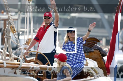 Amsterdam 20 augustus 2025
Koning Willem Alexander Prinses Mabel en (prinses Luana ) Gravin Luana op de groene Draeck tijdens de eerste dag van Sail Amsterdam . Er vaart ongelofelijk veel beveiliging Politie in boten op jet skis en een speciaal beveiligingsteam van de Marechaussee BSB ( Brigade Speciale Beveiligingsopdrachten ) mee met de groene Draeck