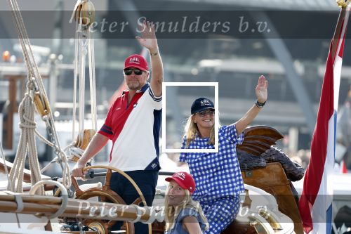 Amsterdam 20 augustus 2025
Koning Willem Alexander Prinses Mabel en (prinses Luana ) Gravin Luana op de groene Draeck tijdens de eerste dag van Sail Amsterdam . Er vaart ongelofelijk veel beveiliging Politie in boten op jet skis en een speciaal beveiligingsteam van de Marechaussee BSB ( Brigade Speciale Beveiligingsopdrachten ) mee met de groene Draeck