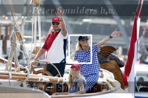 Amsterdam 20 augustus 2025
Koning Willem Alexander Prinses Mabel en (prinses Luana ) Gravin Luana op de groene Draeck tijdens de eerste dag van Sail Amsterdam . Er vaart ongelofelijk veel beveiliging Politie in boten op jet skis en een speciaal beveiligingsteam van de Marechaussee BSB ( Brigade Speciale Beveiligingsopdrachten ) mee met de groene Draeck