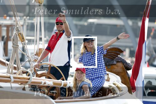 Amsterdam 20 augustus 2025
Koning Willem Alexander Prinses Mabel en (prinses Luana ) Gravin Luana op de groene Draeck tijdens de eerste dag van Sail Amsterdam . Er vaart ongelofelijk veel beveiliging Politie in boten op jet skis en een speciaal beveiligingsteam van de Marechaussee BSB ( Brigade Speciale Beveiligingsopdrachten ) mee met de groene Draeck
