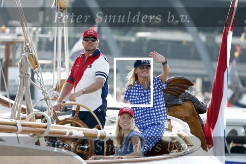 Amsterdam 20 augustus 2025
Koning Willem Alexander Prinses Mabel en (prinses Luana ) Gravin Luana op de groene Draeck tijdens de eerste dag van Sail Amsterdam . Er vaart ongelofelijk veel beveiliging Politie in boten op jet skis en een speciaal beveiligingsteam van de Marechaussee BSB ( Brigade Speciale Beveiligingsopdrachten ) mee met de groene Draeck