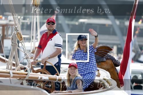 Amsterdam 20 augustus 2025
Koning Willem Alexander Prinses Mabel en (prinses Luana ) Gravin Luana op de groene Draeck tijdens de eerste dag van Sail Amsterdam . Er vaart ongelofelijk veel beveiliging Politie in boten op jet skis en een speciaal beveiligingsteam van de Marechaussee BSB ( Brigade Speciale Beveiligingsopdrachten ) mee met de groene Draeck