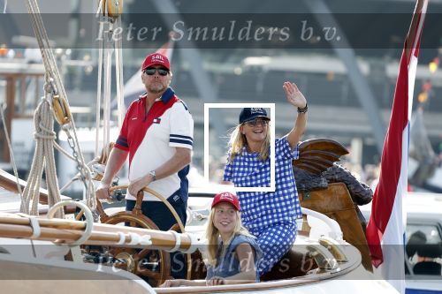 Amsterdam 20 augustus 2025
Koning Willem Alexander Prinses Mabel en (prinses Luana ) Gravin Luana op de groene Draeck tijdens de eerste dag van Sail Amsterdam . Er vaart ongelofelijk veel beveiliging Politie in boten op jet skis en een speciaal beveiligingsteam van de Marechaussee BSB ( Brigade Speciale Beveiligingsopdrachten ) mee met de groene Draeck
