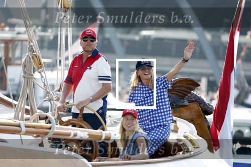 Amsterdam 20 augustus 2025
Koning Willem Alexander Prinses Mabel en (prinses Luana ) Gravin Luana op de groene Draeck tijdens de eerste dag van Sail Amsterdam . Er vaart ongelofelijk veel beveiliging Politie in boten op jet skis en een speciaal beveiligingsteam van de Marechaussee BSB ( Brigade Speciale Beveiligingsopdrachten ) mee met de groene Draeck