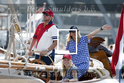 Amsterdam 20 augustus 2025
Koning Willem Alexander Prinses Mabel en (prinses Luana ) Gravin Luana op de groene Draeck tijdens de eerste dag van Sail Amsterdam . Er vaart ongelofelijk veel beveiliging Politie in boten op jet skis en een speciaal beveiligingsteam van de Marechaussee BSB ( Brigade Speciale Beveiligingsopdrachten ) mee met de groene Draeck