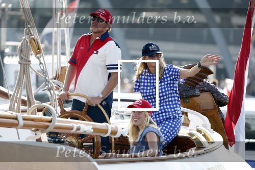 Amsterdam 20 augustus 2025
Koning Willem Alexander Prinses Mabel en (prinses Luana ) Gravin Luana op de groene Draeck tijdens de eerste dag van Sail Amsterdam . Er vaart ongelofelijk veel beveiliging Politie in boten op jet skis en een speciaal beveiligingsteam van de Marechaussee BSB ( Brigade Speciale Beveiligingsopdrachten ) mee met de groene Draeck