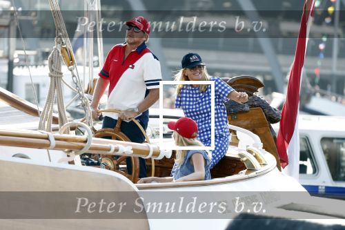 Amsterdam 20 augustus 2025
Koning Willem Alexander Prinses Mabel en (prinses Luana ) Gravin Luana op de groene Draeck tijdens de eerste dag van Sail Amsterdam . Er vaart ongelofelijk veel beveiliging Politie in boten op jet skis en een speciaal beveiligingsteam van de Marechaussee BSB ( Brigade Speciale Beveiligingsopdrachten ) mee met de groene Draeck