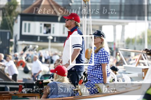 Amsterdam 20 augustus 2025
Koning Willem Alexander Prinses Mabel en (prinses Luana ) Gravin Luana op de groene Draeck tijdens de eerste dag van Sail Amsterdam . Er vaart ongelofelijk veel beveiliging Politie in boten op jet skis en een speciaal beveiligingsteam van de Marechaussee BSB ( Brigade Speciale Beveiligingsopdrachten ) mee met de groene Draeck