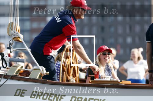 Amsterdam 20 augustus 2025
Koning Willem Alexander Prinses Mabel en (prinses Luana ) Gravin Luana op de groene Draeck tijdens de eerste dag van Sail Amsterdam . Er vaart ongelofelijk veel beveiliging Politie in boten op jet skis en een speciaal beveiligingsteam van de Marechaussee BSB ( Brigade Speciale Beveiligingsopdrachten ) mee met de groene Draeck