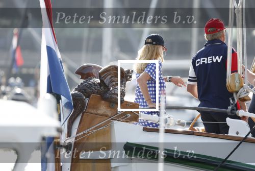 Amsterdam 20 augustus 2025
Koning Willem Alexander Prinses Mabel en (prinses Luana ) Gravin Luana op de groene Draeck tijdens de eerste dag van Sail Amsterdam . Er vaart ongelofelijk veel beveiliging Politie in boten op jet skis en een speciaal beveiligingsteam van de Marechaussee BSB ( Brigade Speciale Beveiligingsopdrachten ) mee met de groene Draeck