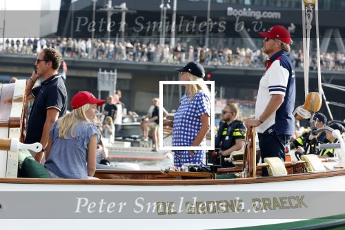Amsterdam 20 augustus 2025
Koning Willem Alexander Prinses Mabel en (prinses Luana ) Gravin Luana op de groene Draeck tijdens de eerste dag van Sail Amsterdam . Er vaart ongelofelijk veel beveiliging Politie in boten op jet skis en een speciaal beveiligingsteam van de Marechaussee BSB ( Brigade Speciale Beveiligingsopdrachten ) mee met de groene Draeck