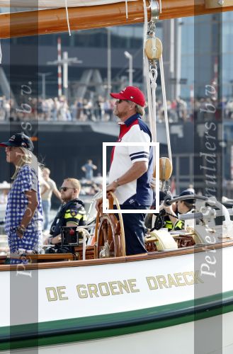 Amsterdam 20 augustus 2025
Koning Willem Alexander Prinses Mabel en (prinses Luana ) Gravin Luana op de groene Draeck tijdens de eerste dag van Sail Amsterdam . Er vaart ongelofelijk veel beveiliging Politie in boten op jet skis en een speciaal beveiligingsteam van de Marechaussee BSB ( Brigade Speciale Beveiligingsopdrachten ) mee met de groene Draeck