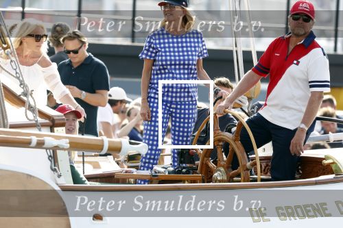 Amsterdam 20 augustus 2025
Koning Willem Alexander Prinses Mabel en (prinses Luana ) Gravin Luana op de groene Draeck tijdens de eerste dag van Sail Amsterdam . Er vaart ongelofelijk veel beveiliging Politie in boten op jet skis en een speciaal beveiligingsteam van de Marechaussee BSB ( Brigade Speciale Beveiligingsopdrachten ) mee met de groene Draeck