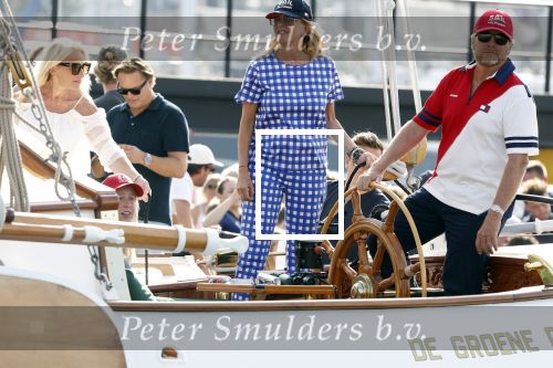 Amsterdam 20 augustus 2025
Koning Willem Alexander Prinses Mabel en (prinses Luana ) Gravin Luana op de groene Draeck tijdens de eerste dag van Sail Amsterdam . Er vaart ongelofelijk veel beveiliging Politie in boten op jet skis en een speciaal beveiligingsteam van de Marechaussee BSB ( Brigade Speciale Beveiligingsopdrachten ) mee met de groene Draeck