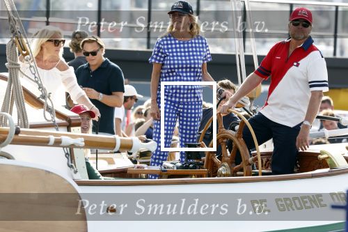 Amsterdam 20 augustus 2025
Koning Willem Alexander Prinses Mabel en (prinses Luana ) Gravin Luana op de groene Draeck tijdens de eerste dag van Sail Amsterdam . Er vaart ongelofelijk veel beveiliging Politie in boten op jet skis en een speciaal beveiligingsteam van de Marechaussee BSB ( Brigade Speciale Beveiligingsopdrachten ) mee met de groene Draeck