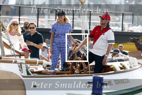 Amsterdam 20 augustus 2025
Koning Willem Alexander Prinses Mabel en (prinses Luana ) Gravin Luana op de groene Draeck tijdens de eerste dag van Sail Amsterdam . Er vaart ongelofelijk veel beveiliging Politie in boten op jet skis en een speciaal beveiligingsteam van de Marechaussee BSB ( Brigade Speciale Beveiligingsopdrachten ) mee met de groene Draeck