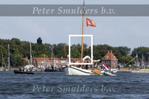 Amsterdam 20 augustus 2025
Koning Willem Alexander Prinses Mabel en (prinses Luana ) Gravin Luana op de groene Draeck tijdens de eerste dag van Sail Amsterdam . Er vaart ongelofelijk veel beveiliging Politie in boten op jet skis en een speciaal beveiligingsteam van de Marechaussee BSB ( Brigade Speciale Beveiligingsopdrachten ) mee met de groene Draeck