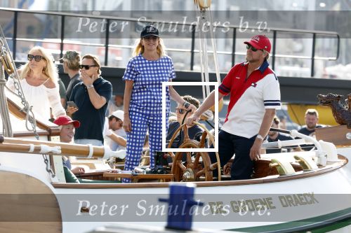 Amsterdam 20 augustus 2025
Koning Willem Alexander Prinses Mabel en (prinses Luana ) Gravin Luana op de groene Draeck tijdens de eerste dag van Sail Amsterdam . Er vaart ongelofelijk veel beveiliging Politie in boten op jet skis en een speciaal beveiligingsteam van de Marechaussee BSB ( Brigade Speciale Beveiligingsopdrachten ) mee met de groene Draeck