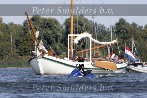Amsterdam 20 augustus 2025
Koning Willem Alexander Prinses Mabel en (prinses Luana ) Gravin Luana op de groene Draeck tijdens de eerste dag van Sail Amsterdam . Er vaart ongelofelijk veel beveiliging Politie in boten op jet skis en een speciaal beveiligingsteam van de Marechaussee BSB ( Brigade Speciale Beveiligingsopdrachten ) mee met de groene Draeck