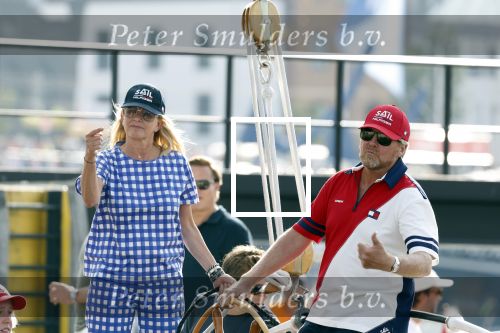 Amsterdam 20 augustus 2025
Koning Willem Alexander Prinses Mabel en (prinses Luana ) Gravin Luana op de groene Draeck tijdens de eerste dag van Sail Amsterdam . Er vaart ongelofelijk veel beveiliging Politie in boten op jet skis en een speciaal beveiligingsteam van de Marechaussee BSB ( Brigade Speciale Beveiligingsopdrachten ) mee met de groene Draeck