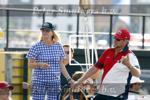 Amsterdam 20 augustus 2025
Koning Willem Alexander Prinses Mabel en (prinses Luana ) Gravin Luana op de groene Draeck tijdens de eerste dag van Sail Amsterdam . Er vaart ongelofelijk veel beveiliging Politie in boten op jet skis en een speciaal beveiligingsteam van de Marechaussee BSB ( Brigade Speciale Beveiligingsopdrachten ) mee met de groene Draeck