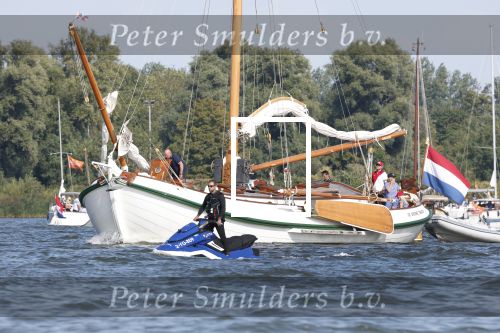 Amsterdam 20 augustus 2025
Koning Willem Alexander Prinses Mabel en (prinses Luana ) Gravin Luana op de groene Draeck tijdens de eerste dag van Sail Amsterdam . Er vaart ongelofelijk veel beveiliging Politie in boten op jet skis en een speciaal beveiligingsteam van de Marechaussee BSB ( Brigade Speciale Beveiligingsopdrachten ) mee met de groene Draeck