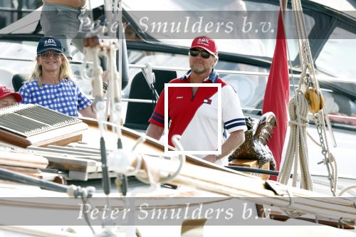 Amsterdam 20 augustus 2025
Koning Willem Alexander Prinses Mabel en (prinses Luana ) Gravin Luana op de groene Draeck tijdens de eerste dag van Sail Amsterdam . Er vaart ongelofelijk veel beveiliging Politie in boten op jet skis en een speciaal beveiligingsteam van de Marechaussee BSB ( Brigade Speciale Beveiligingsopdrachten ) mee met de groene Draeck
