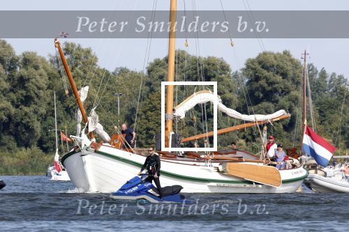 Amsterdam 20 augustus 2025
Koning Willem Alexander Prinses Mabel en (prinses Luana ) Gravin Luana op de groene Draeck tijdens de eerste dag van Sail Amsterdam . Er vaart ongelofelijk veel beveiliging Politie in boten op jet skis en een speciaal beveiligingsteam van de Marechaussee BSB ( Brigade Speciale Beveiligingsopdrachten ) mee met de groene Draeck