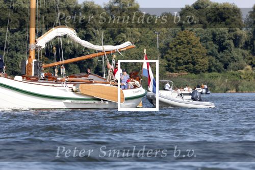 Amsterdam 20 augustus 2025
Koning Willem Alexander Prinses Mabel en (prinses Luana ) Gravin Luana op de groene Draeck tijdens de eerste dag van Sail Amsterdam . Er vaart ongelofelijk veel beveiliging Politie in boten op jet skis en een speciaal beveiligingsteam van de Marechaussee BSB ( Brigade Speciale Beveiligingsopdrachten ) mee met de groene Draeck