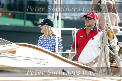 Amsterdam 20 augustus 2025
Koning Willem Alexander Prinses Mabel en (prinses Luana ) Gravin Luana op de groene Draeck tijdens de eerste dag van Sail Amsterdam . Er vaart ongelofelijk veel beveiliging Politie in boten op jet skis en een speciaal beveiligingsteam van de Marechaussee BSB ( Brigade Speciale Beveiligingsopdrachten ) mee met de groene Draeck